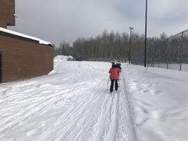 Un sentier de ski dans la cour de l'école secondaire d'Amos